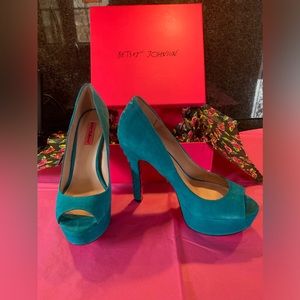Betsey Johnson Teal Suede Peep Toe Pumps ~ size 9.5~ Excellent Condition!